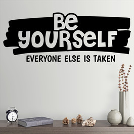 Wallsticker med teksten "Be yourself, everyone else is take". Flot wallstickers