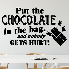 Wallsticker med teksten "Put the chocolate in the bag, and nobody gets hurt!". Flot wallstickers til bl.a. køkkenet.