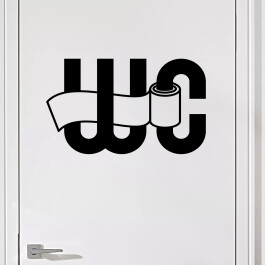 Wallsticker med teksten "WC" hvor der sidder en toiletrulle på C'et